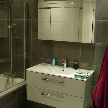 Quiet And Spacious 80m2 Flat Near Historic Center And Quays