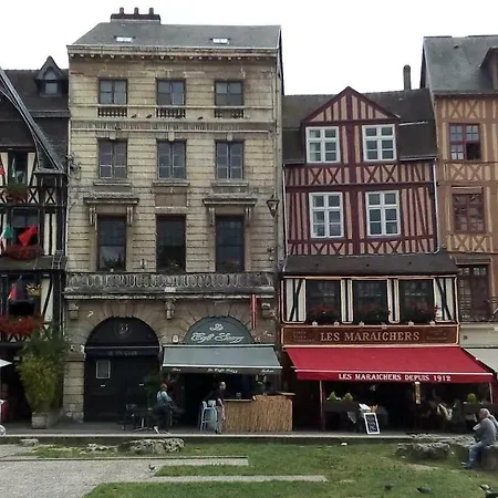 Quiet And Spacious 80M2 Flat Near Historic Center And Quays