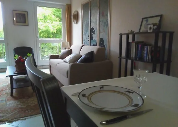 Quiet And Spacious 80M2 Flat Near Historic Center And Quays