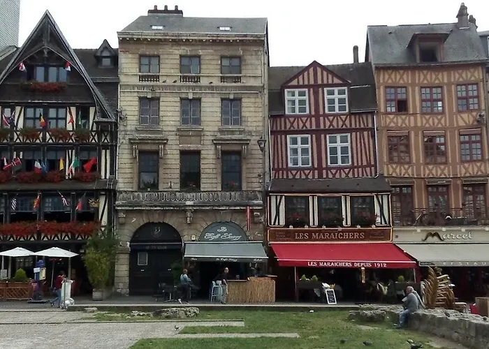 Quiet And Spacious 80M2 Flat Near Historic Center And Quays